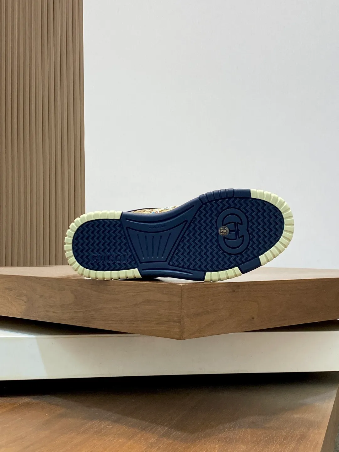 Men's Shoes 💰660 𝐆𝐮𝐜𝐜𝐢 𝐑𝐞-𝐖𝐞𝐛 As the first sneaker created by Sabato De Sarno for Gucci, the Re-Web series reinterprets the brand's classic stripes and sets off the modern silhouette design with bold and unique details. These shoes are crafted from white leather. This new sneaker is ingeniously decorated with many of the brand's classic details, and is equipped with a bright red and green webbing tongue, which will make people fall in love at first sight. White leather treated with a special process for softness and luster, with an embossed grainy texture. Script Gucci logo and interlocking G web label with Interlocking G and script Gucci logo. Rubber outsole with interlocking G detail eyelets. Web tongue. Size: 39-44 (customized for sizes 38 and 45)